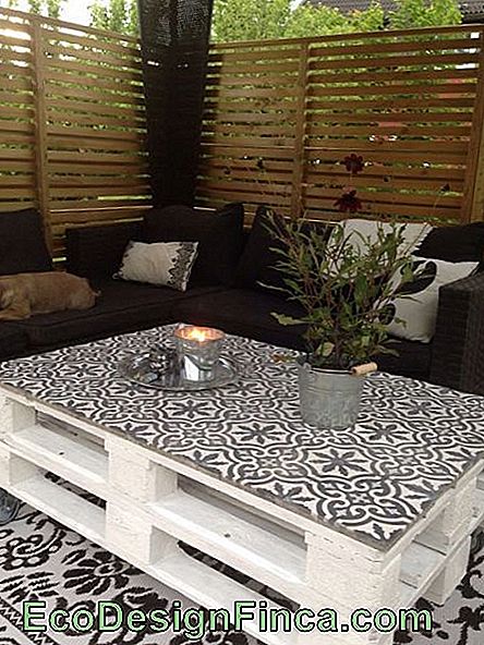 Pallettafel: 65 geweldige ideeƫn, prijzen en doe-het-zelf-projecten! - tafel tafel versierd met tegels