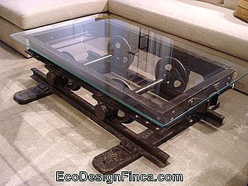 Foto av et lavt firkantet salongbord helt tilberedt med jern og gir og toppen av glasset.