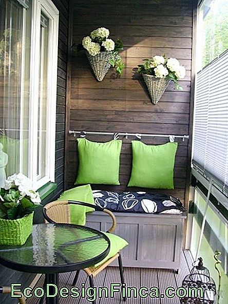 tafels voor een klein balkon met glazen blad