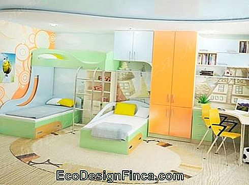 Habitación infantil con detalles naranja, verde y azul.