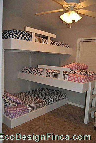witte houten treliche met elk bed op een manier gerangschikt