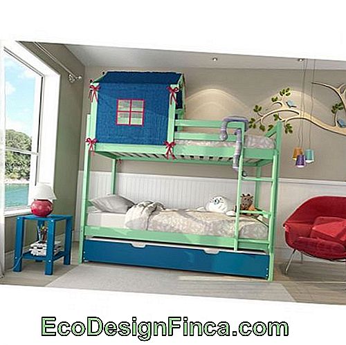 houten treliche met twee kleuren en een klein huis op het bovenste bed