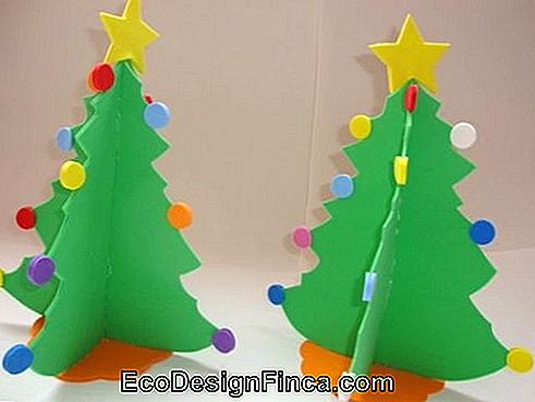 un copac de Crăciun decorat