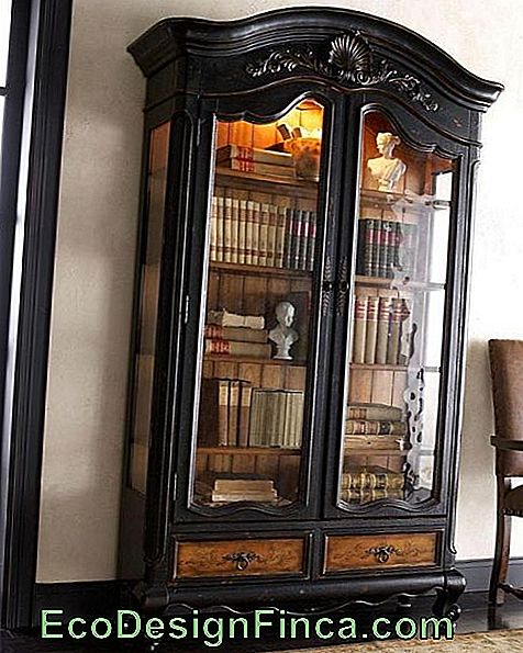 Une bibliothèque antique peut rendre votre pièce vintage plus élégante