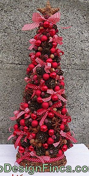 Ziemassvētku eglīte dekorēta ar lokiem un sarkanām bumbiņām.