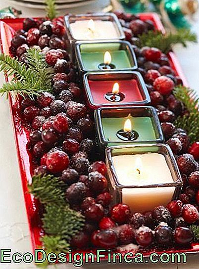 Świąteczny stół ozdobiony owocami i świecami