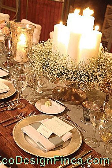 świąteczny stół ze świecami i efloresami