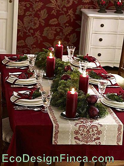Boże Narodzenie stół z czerwonymi świeczkami