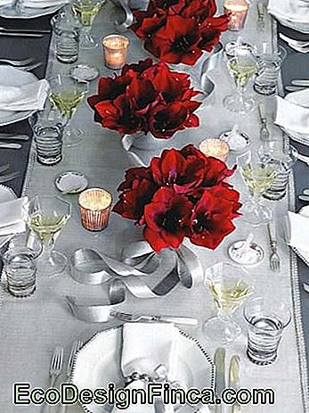 świąteczny stół z kwiatami