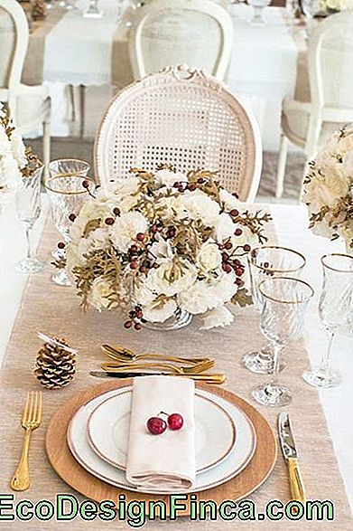 świątecznego stołu białe kwiaty