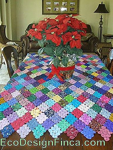 świątecznego stołu kwiaty i ręcznik fuxico