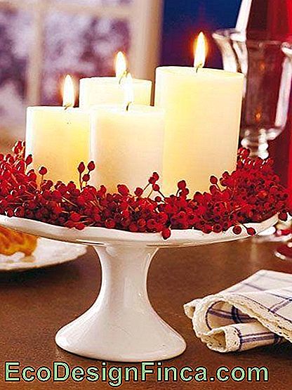 Centralny stół świąteczny ze świecami