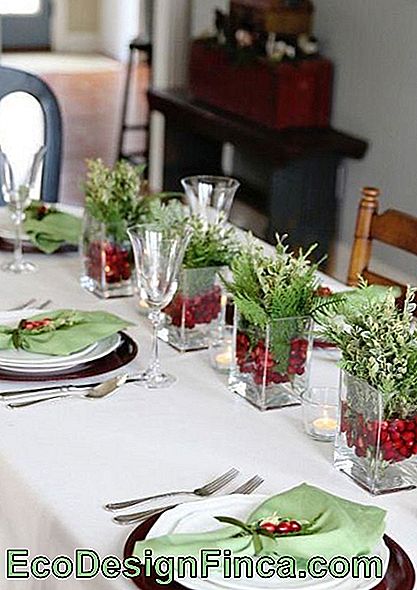 świąteczny stół zielone i czerwone centrum stołu