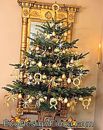 gouden kerstboom voor een kleine tafel