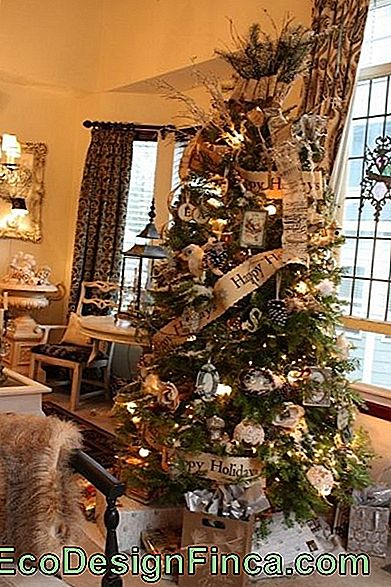 gouden kerstboom met een thema-lint