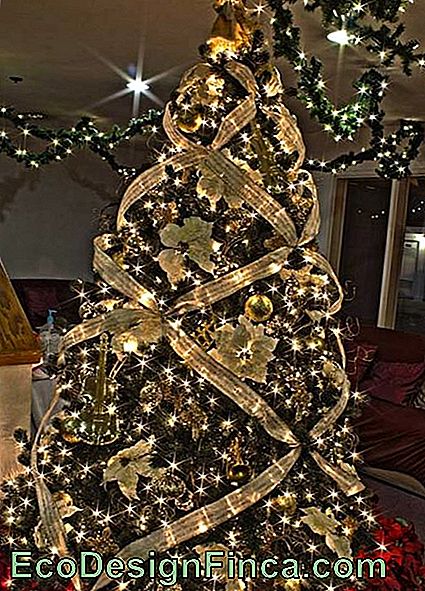 árbol de navidad de oro con la cinta de oro