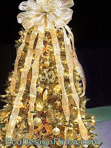 Kerstboom versierd met linten en strik
