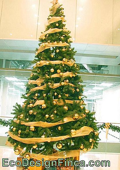 árbol de navidad de oro con cinta de tul de oro