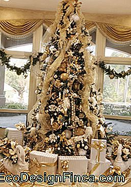 árbol de navidad de oro con cinta de tul