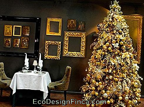árbol de navidad de oro en el comedor