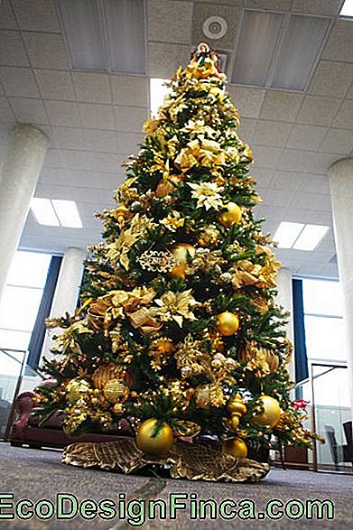 árbol de navidad con lazos de oro
