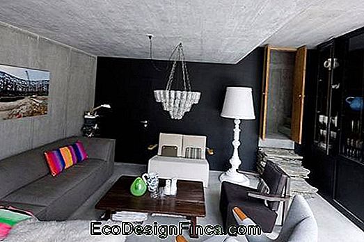 modernus kambarys su juoda siena