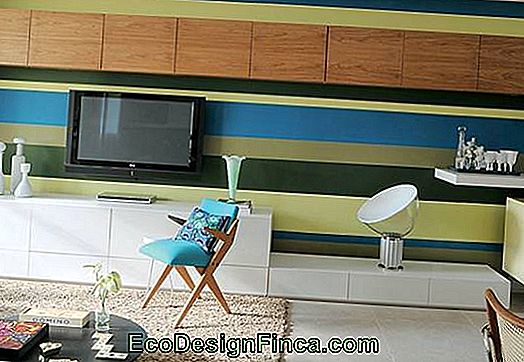kambarys su spalvingomis juostelėmis