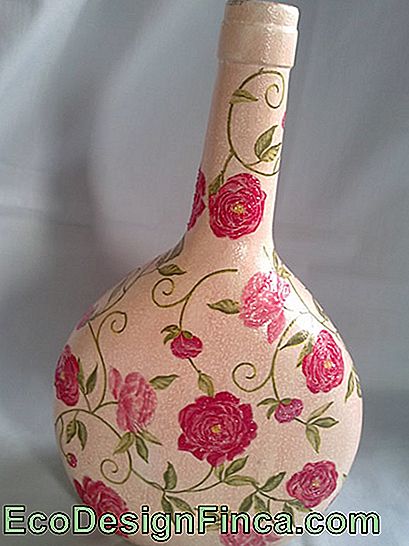 Decoupage i flaske med rosa blomster