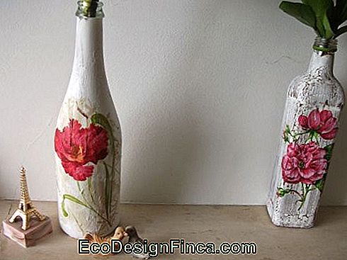Decoupage i flaske vin med røde blomster