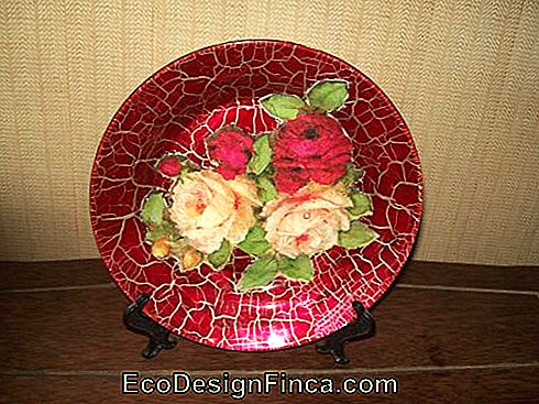 Decoupage på tallerken med hvite og røde roser