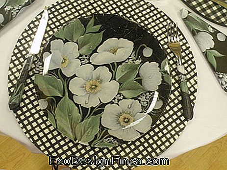 Decoupage på tallerken med hvite blomster