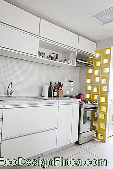 balta virtuve ar dzeltenu nodalījumu veļai