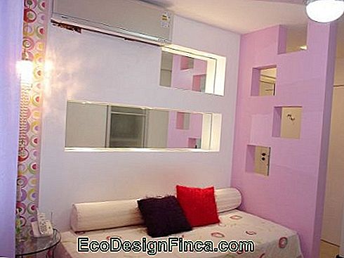 sieviešu guļamistaba ar baltu un rozā starpsienu