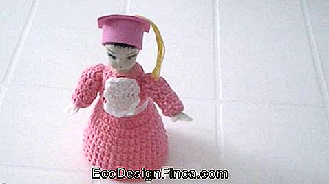 Petfles pop met roze gehaakte jurk