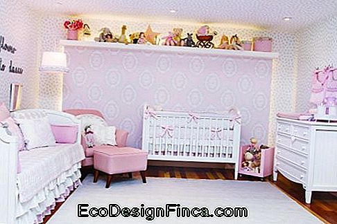 pembe dekore edilmiş yatak odası