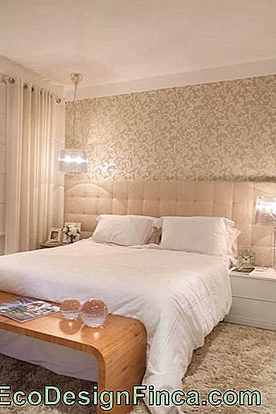 Double room decorated in light tones.