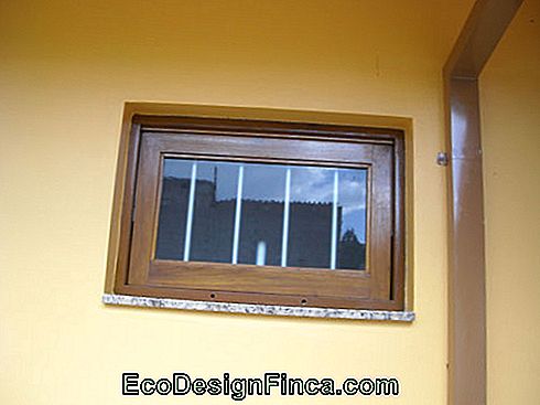 drewniane okno piwnicy