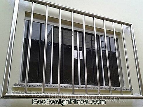 okno blindex z grillem ze stali nierdzewnej