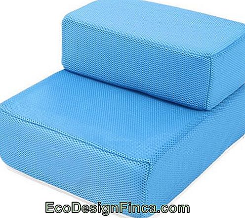 Niebieskie poduszki tworzące drabinę.