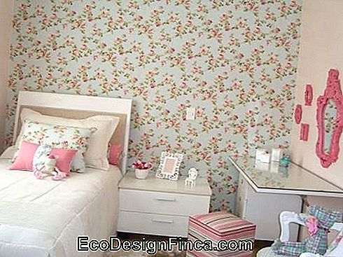 cuarto con el papel tapiz floral