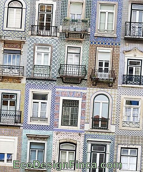 Vonios sienos su langais tarp jų. Dvi yra padengtos Portugalijos plytelėmis.