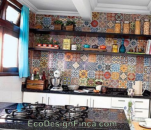 Foto nuo virtuvės, kurioje yra siena, užpakalinės spalvos Portugalijos plytelėmis, viena, kuri skiriasi nuo kitos.