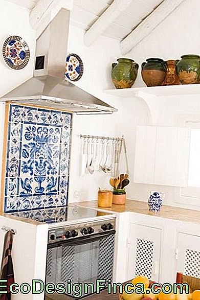 Paveikslėlis pagamintas iš portugalų plytelių, esančių tarp viryklės ir virtuvės išmetimo ventiliatoriaus.
