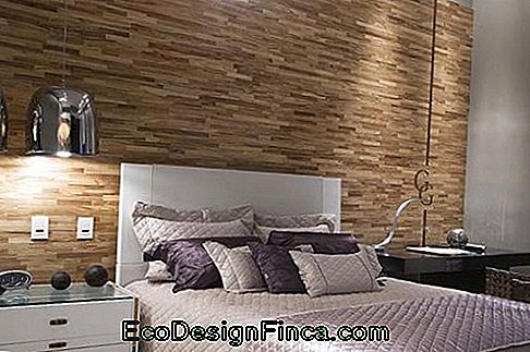 Holztapete im modernen Schlafzimmer