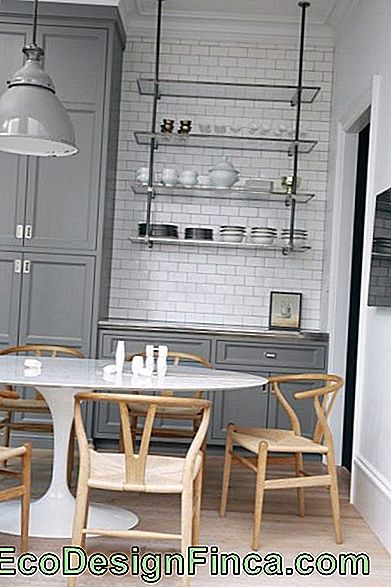 Skandinaviškas baltas virtuvė su stiklo lentynomis.