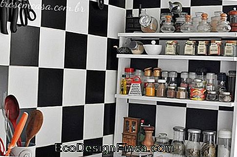juoda ir balta virtuvė su lentynomis.