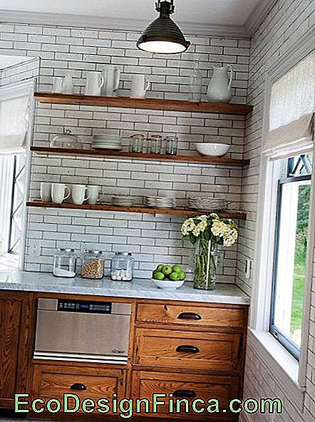 Balta virtuvė su rudomis medinėmis lentynomis.