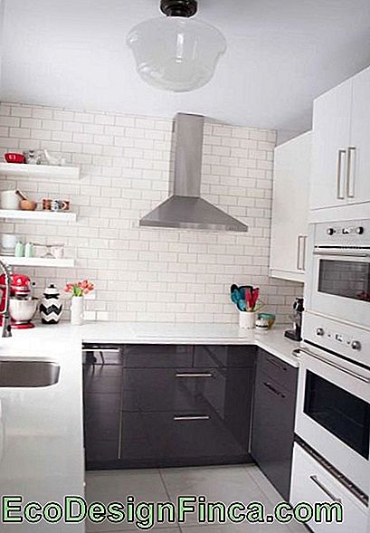 balta virtuvė su mažomis lentynomis.
