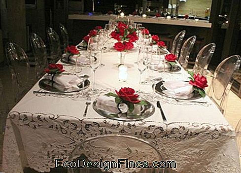 bord sæt med elegant håndklæde