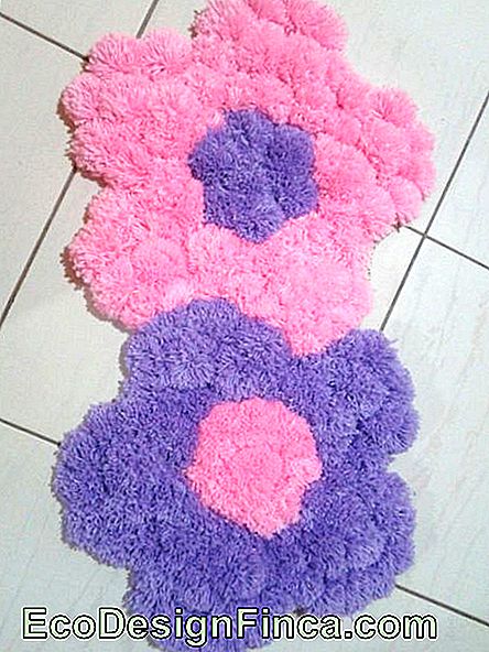 rozā un purpura ziedu paklājs.